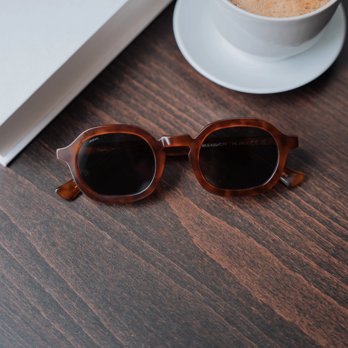 Gafas de sol Mr. Boho El Patio Cedar en carey con una taza de café detrás