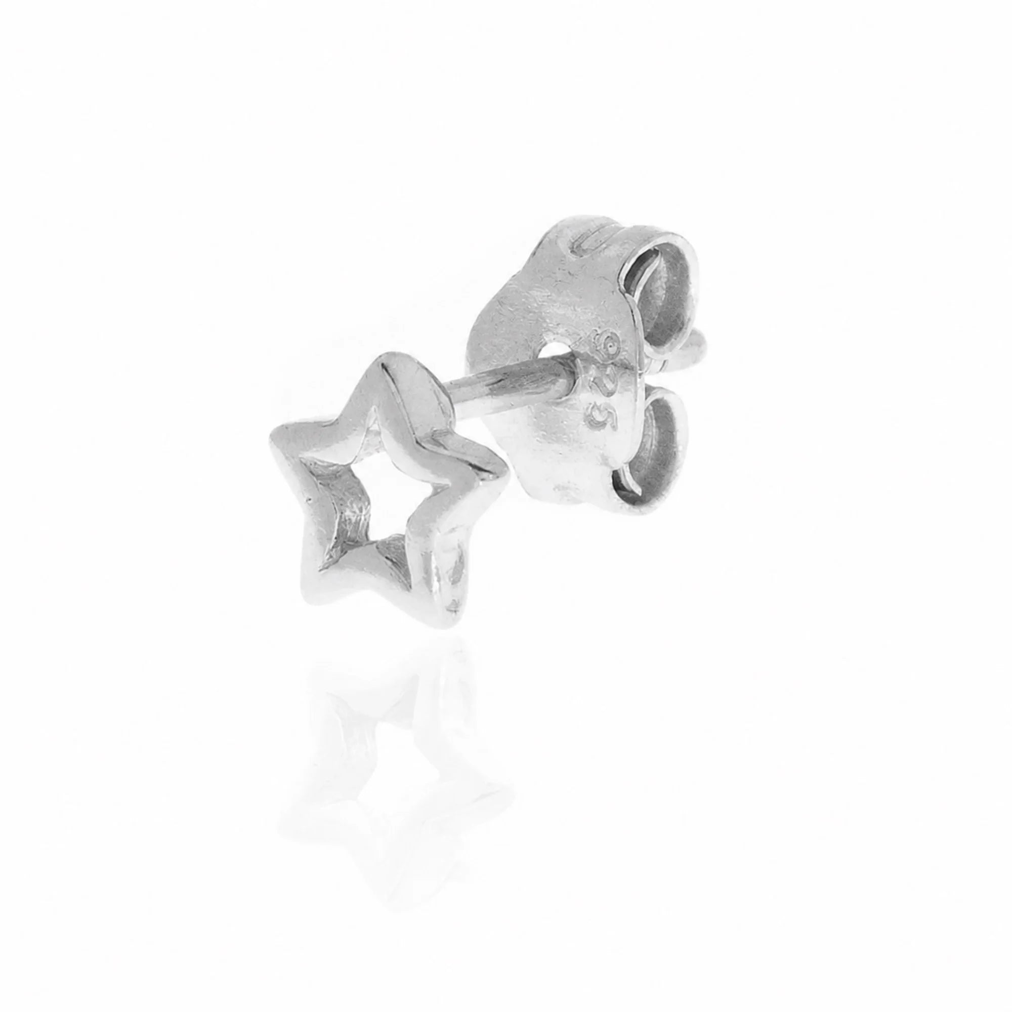 Pendiente Estrella Calada de 5 mm en Plata de Ley 925 sobre fondo blanco