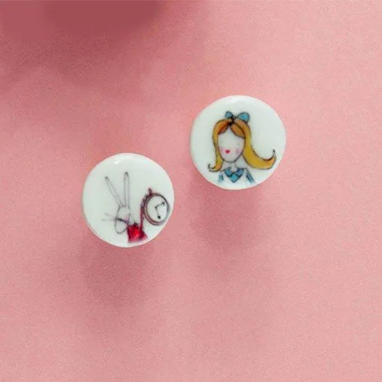 Detalle de Pendientes Alicia de Manitas de Plata, pieza divertida y delicada