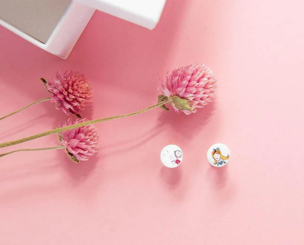 Pendientes Alicia de Manitas de Plata, diseño original inspirado en el cuento clásico