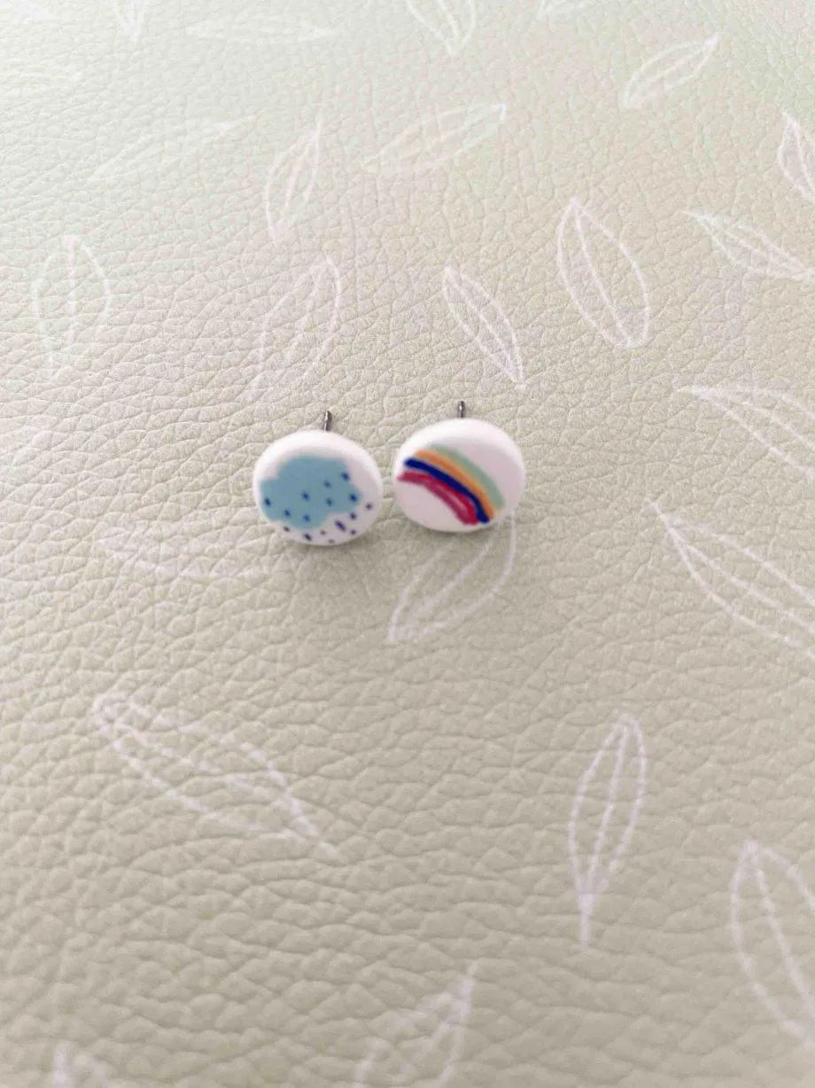 Detalle de Pendientes Arcoíris de Manitas de Plata, pieza divertida y luminosa