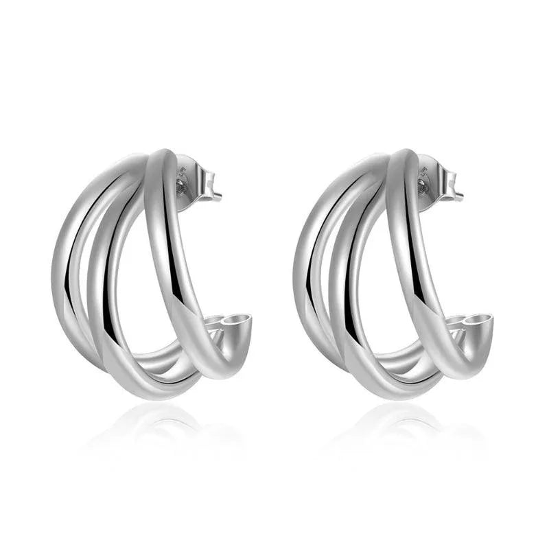 Pendientes aro triple en plata y oro vistos de cerca, accesorio elegante y versátil