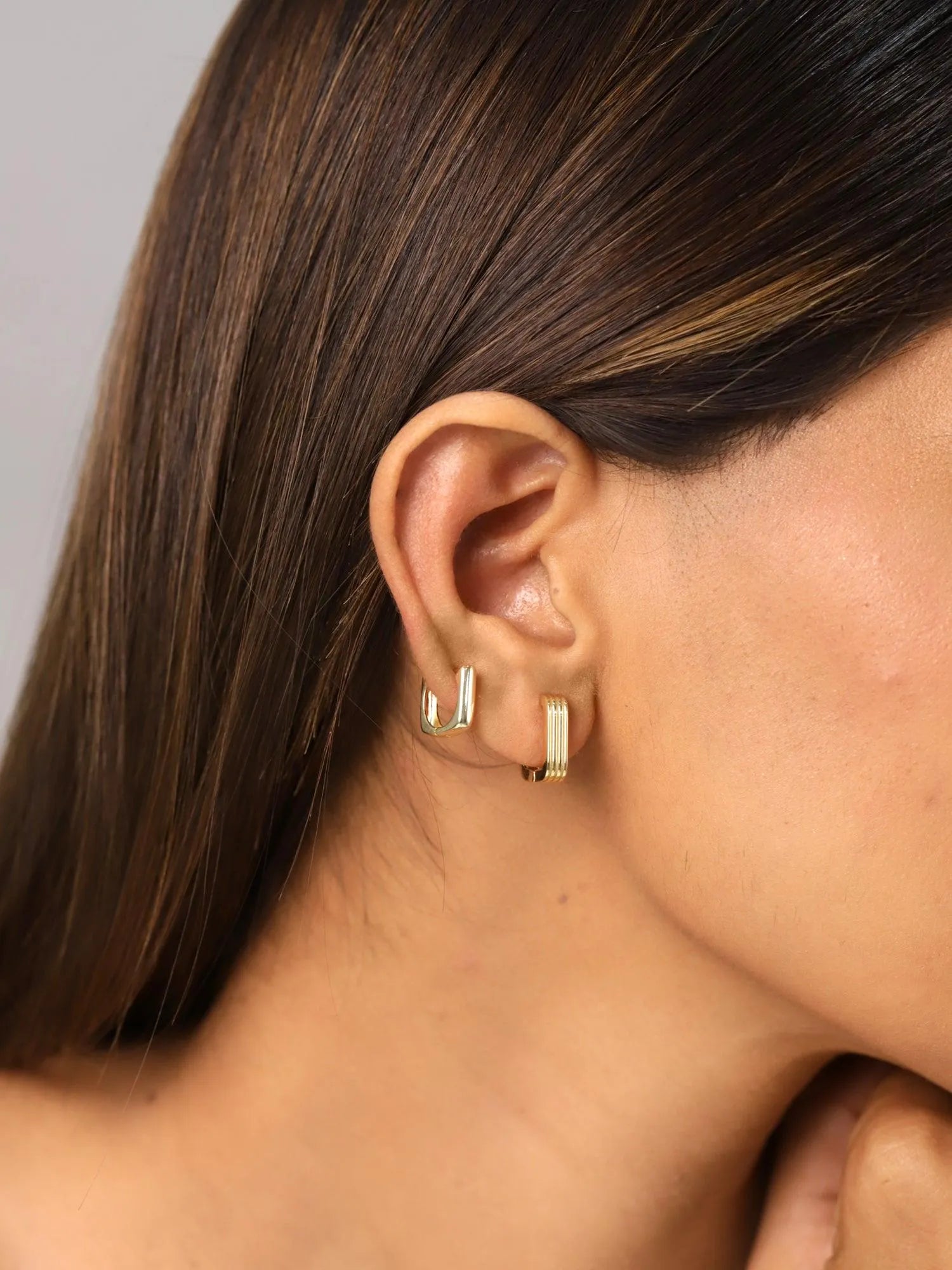 Pendientes aros cuadrados con rayas de 14 mm, diseño pequeño y moderno