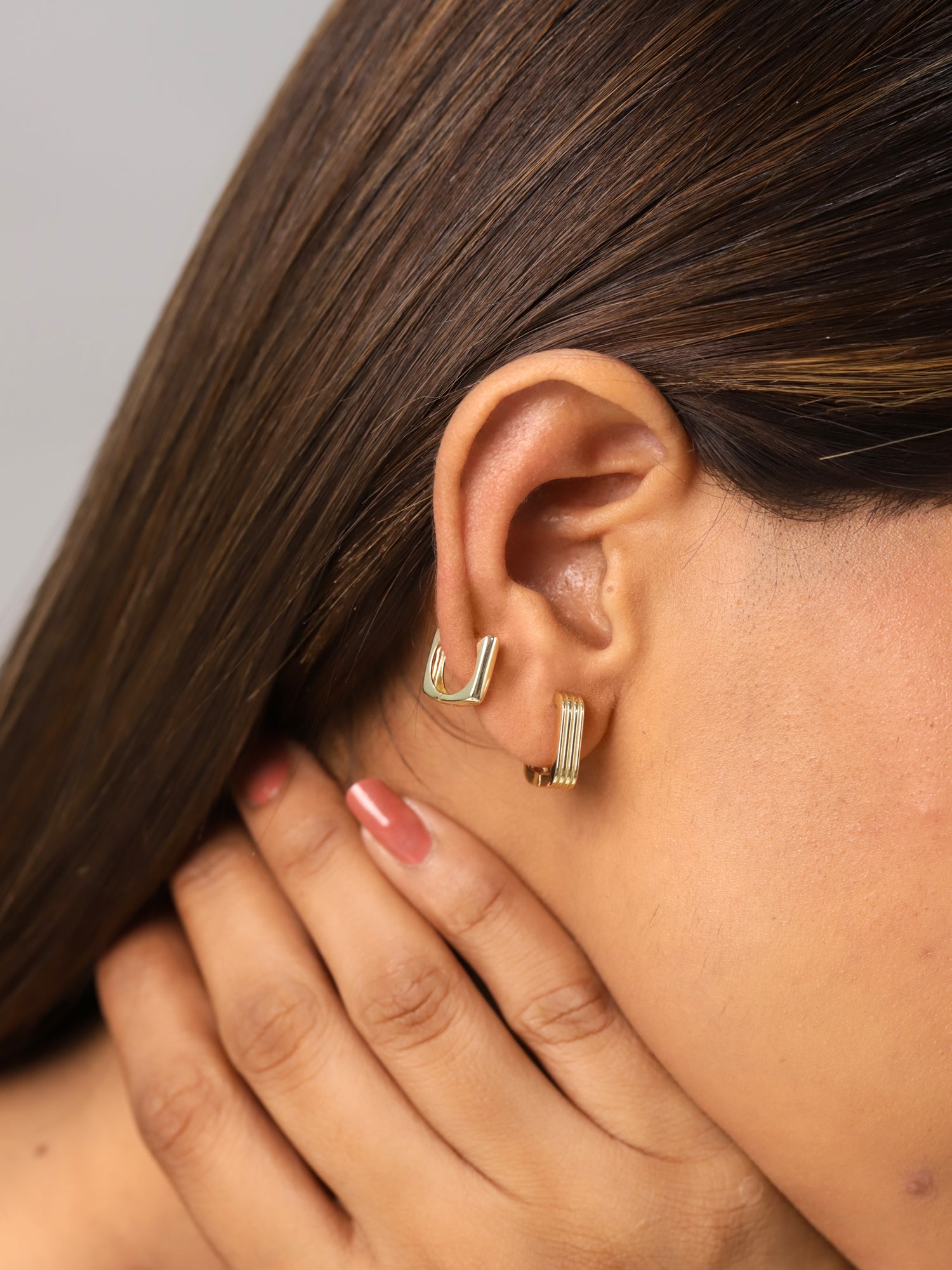 Pendientes aros cuadrados con rayas de 14 mm puestos en la oreja