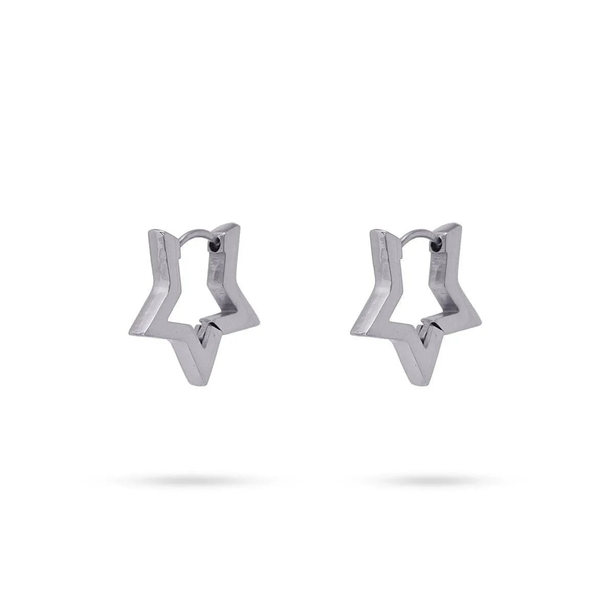 Pendientes de aro en forma de estrella vistos de cerca, diseño divertido y actual