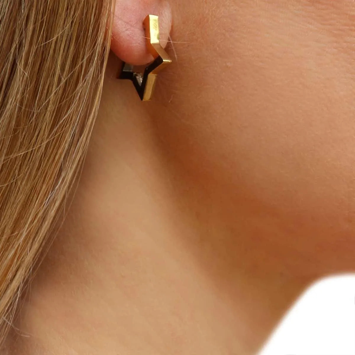Detalle de pendientes aros con forma de estrella de 20 mm, pieza moderna y divertida