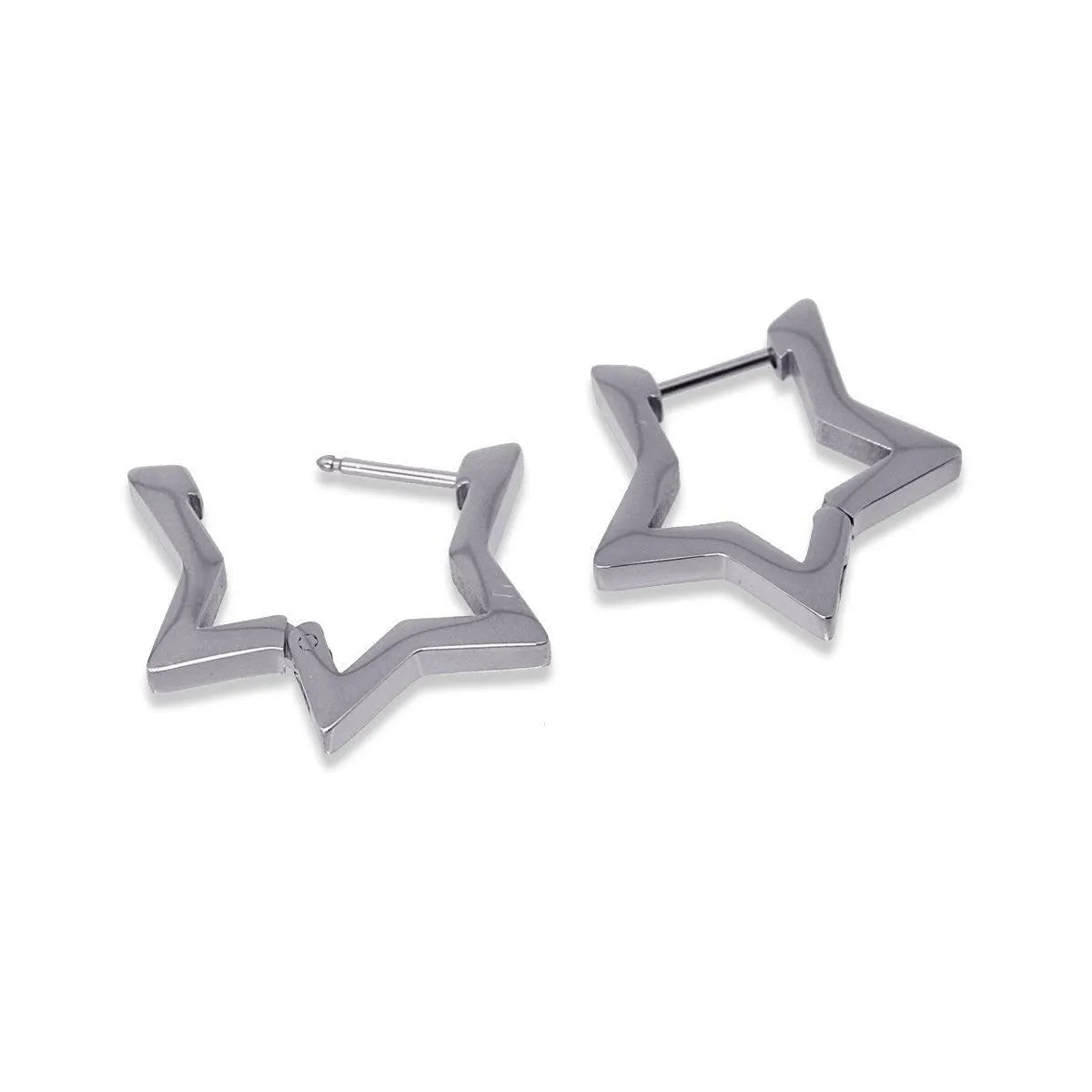 Pendientes aros con forma de estrella de 20 mm puestos en la oreja