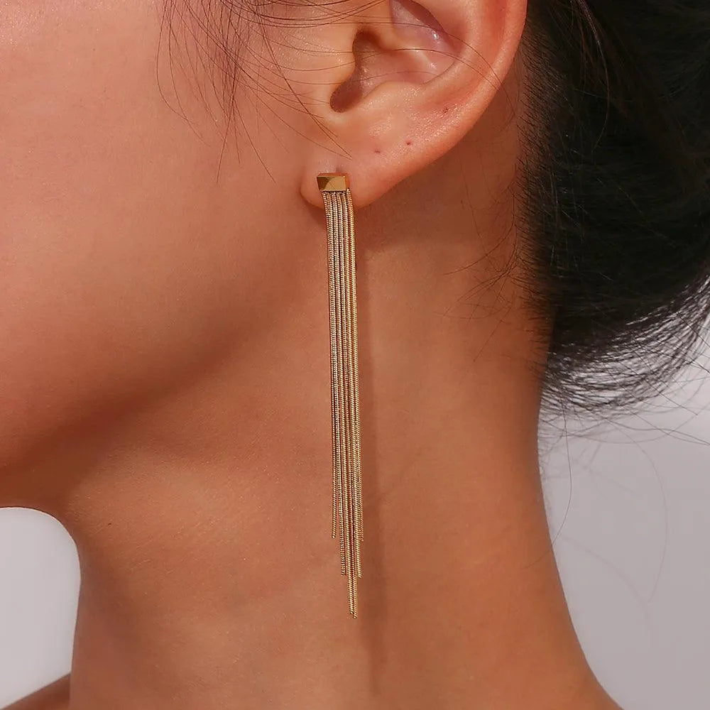Pendientes de cadenas colgando en acero vistos de cerca, accesorio con movimiento