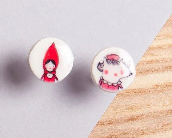 Detalle de Pendientes Caperucita Roja de Manitas de Plata, pieza creativa y delicada