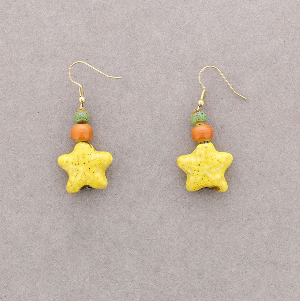 Pendientes estrella de mar en cerámica amarilla con cuentas cerámicas, cierre gancho