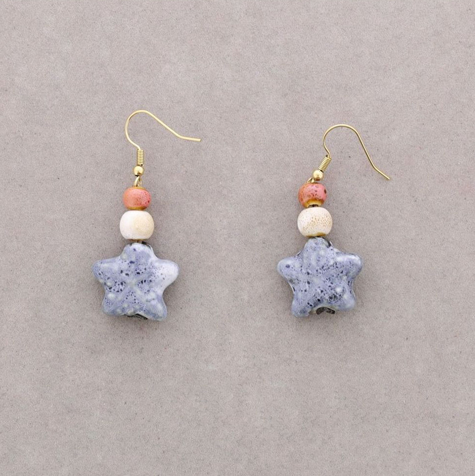 Pendientes estrella de mar en cerámica azul con cuentas cerámicas, cierre gancho