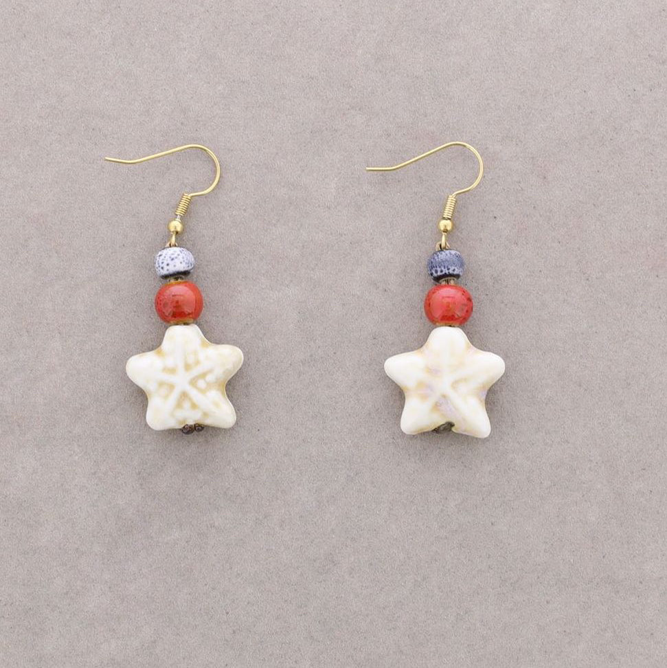 Pendientes estrella de mar en cerámica blanca con cuentas cerámicas, cierre gancho
