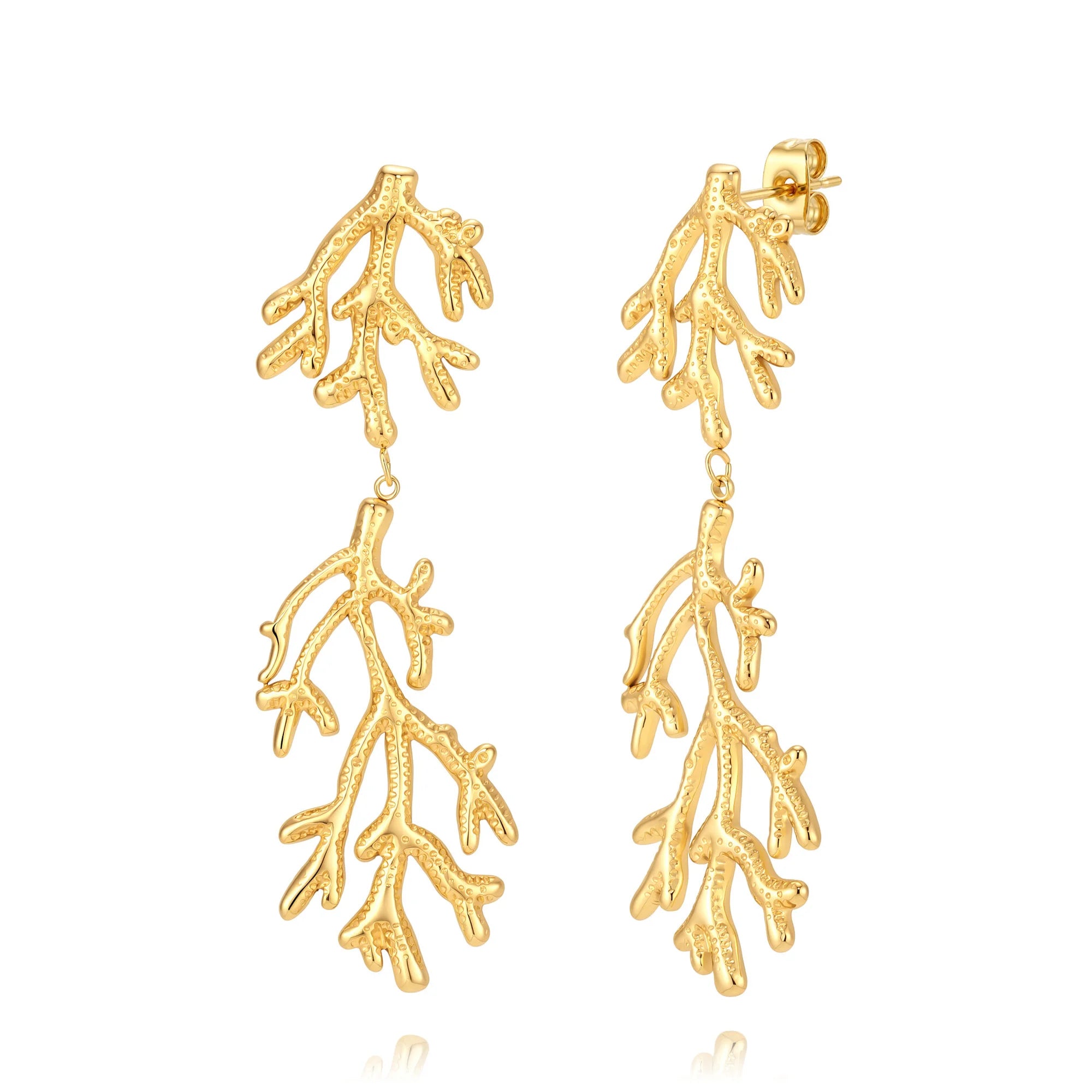 Pareja de pendientes largos dorados con forma de coral ramificado sobre fondo blanco
