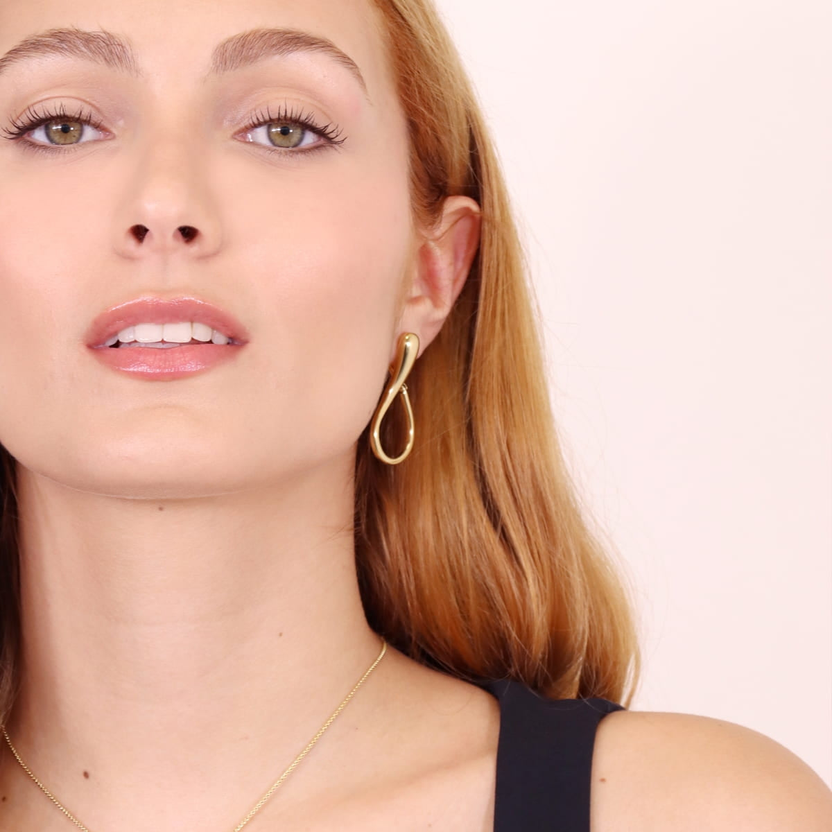 Detalle de los Pendientes Curve Drop de acero, pieza con caída suave y forma orgánica