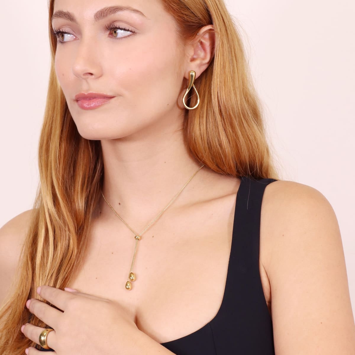 Vista adicional de los Pendientes Curve Drop en acero, accesorio moderno y versátil