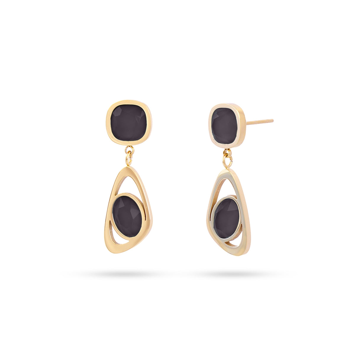 Pendientes dorados con piedra negro ónix en estructura calada
