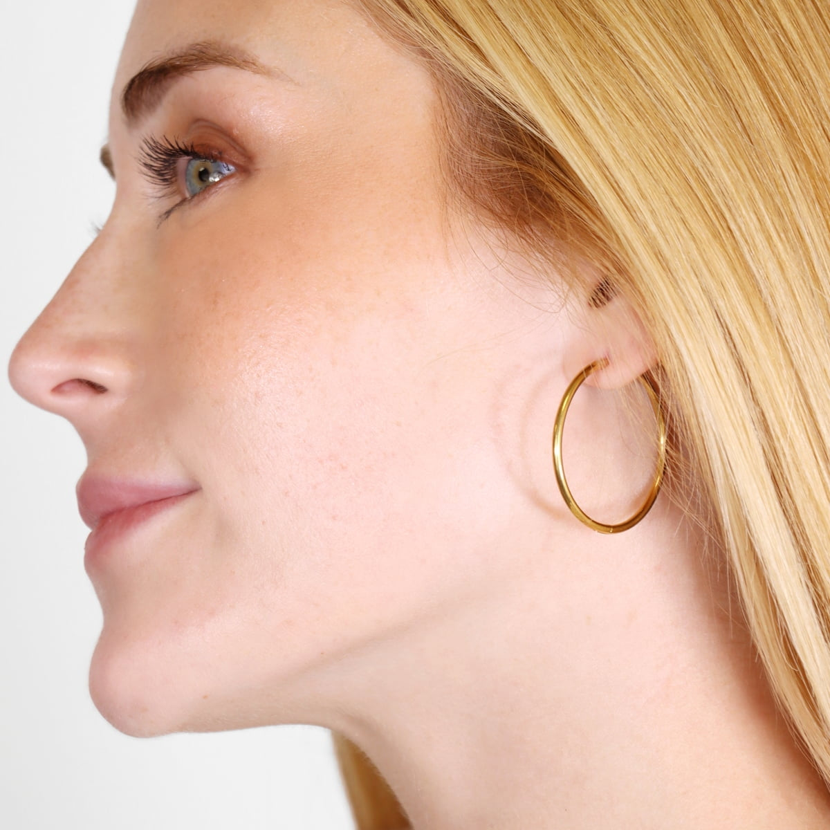 Aros Enteros de Clic 35 mm de Acero 316L en dorado, puestos en la oreja