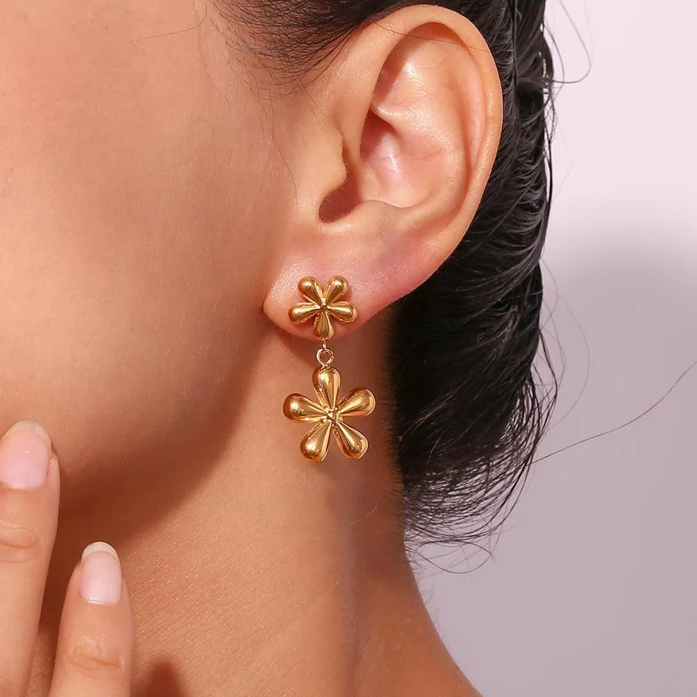 Pendientes flor doble vistos de cerca, diseño elegante con acabado de acero