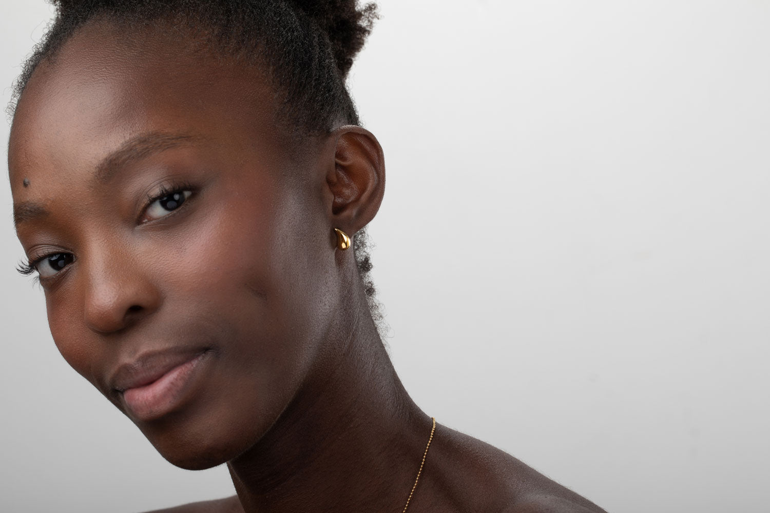 Pendientes gota dorada puestos en modelo, plata 925 con baño de oro 18k (par)