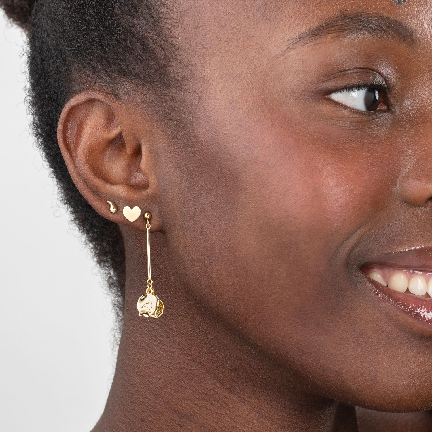 Pendientes gotas asimétricas dorados de plata de ley 925, combinados con otros pendientes tipo piercing en oreja, Cobalto Accesorios Valencia