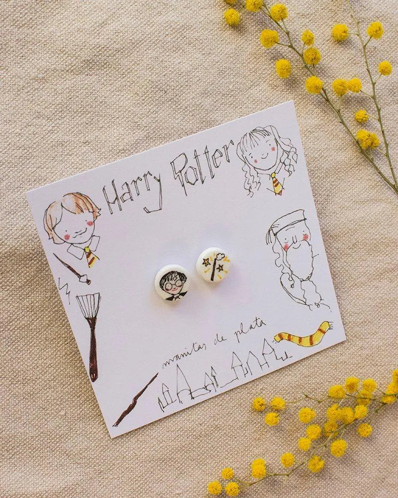 Detalle de Pendientes Harry Potter de Manitas de Plata, accesorio creativo para regalar