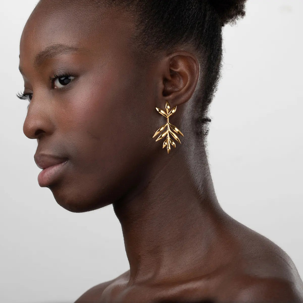 Pendientes Hoja Serena dorados en modelo. Joyeria y accesorios actuales en Cobalto Accesorios