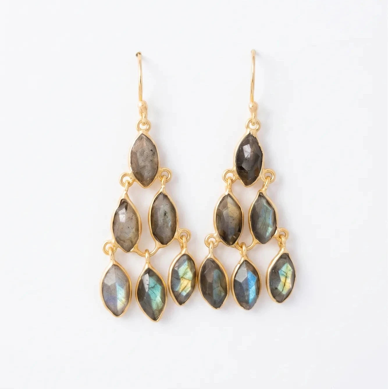 Pendientes Kali de labradorita natural facetada con baño de oro de 18K