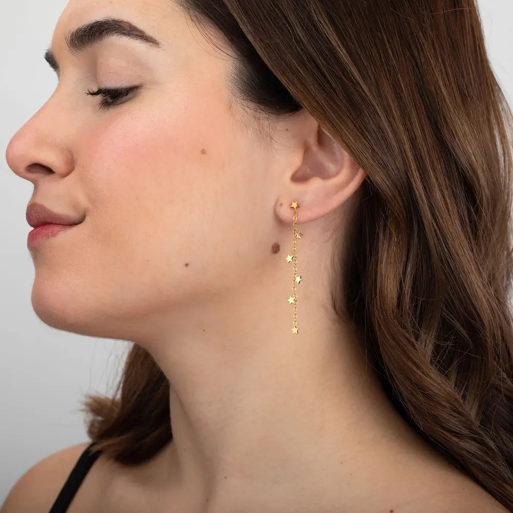 Pendientes largos dorados de cadena con estrellas en acero inoxidable 316L, lucidos por modelo, diseño elegante y ligero, Cobalto Accesorios Valencia