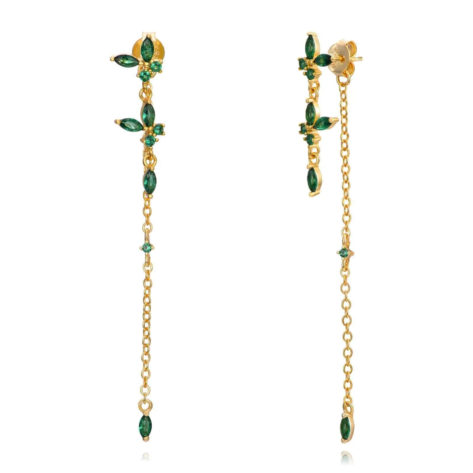 Pendientes largos con circonitas vistos de cerca, diseño brillante para ocasiones especiales