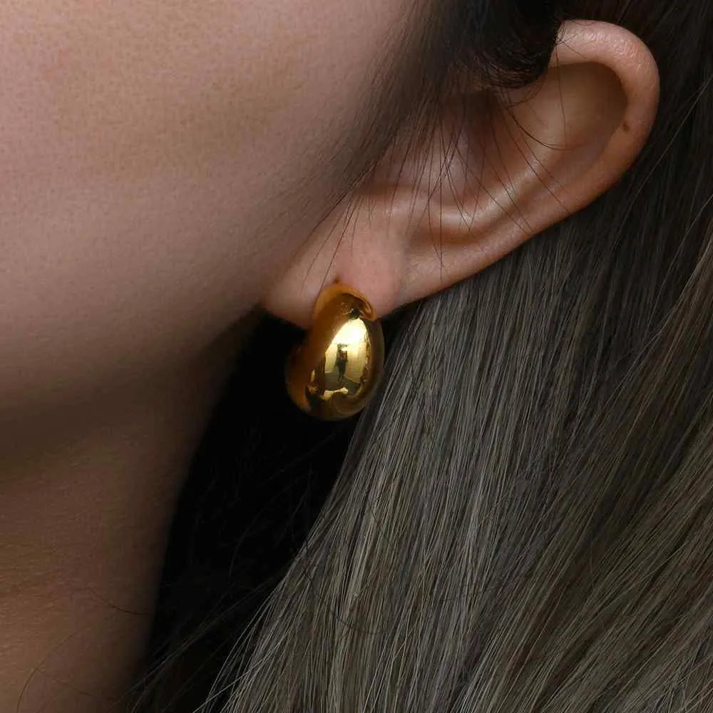 Detalle de pendientes luna dorados de acero inoxidable, pieza pequeña de inspiración celestial