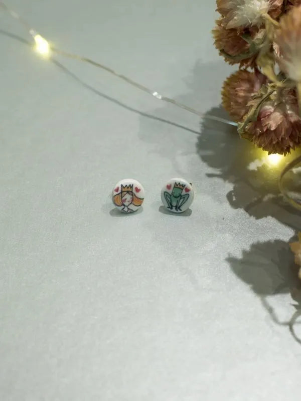 Detalle de Pendientes Príncipe Rana, pieza creativa y diferente para regalar