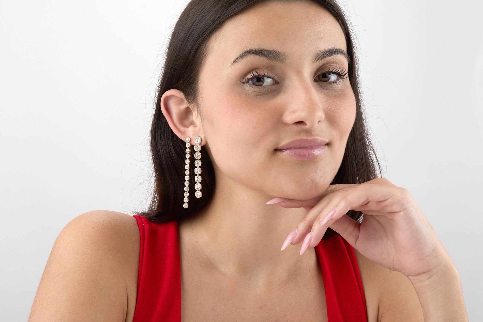 Modelo llevando pendientes Riviera largos con circonitas brillantes