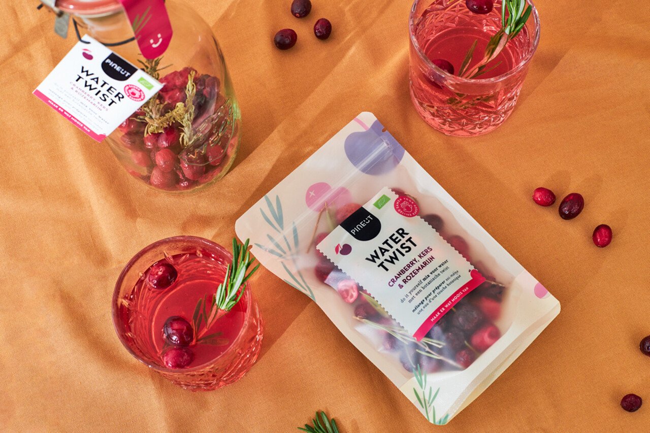 Twist de Agua con Arándano, Cereza y Romero