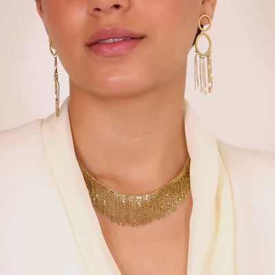 Collar Rainfall Silmare dorado con flecos de cadenas movimiento en modelo