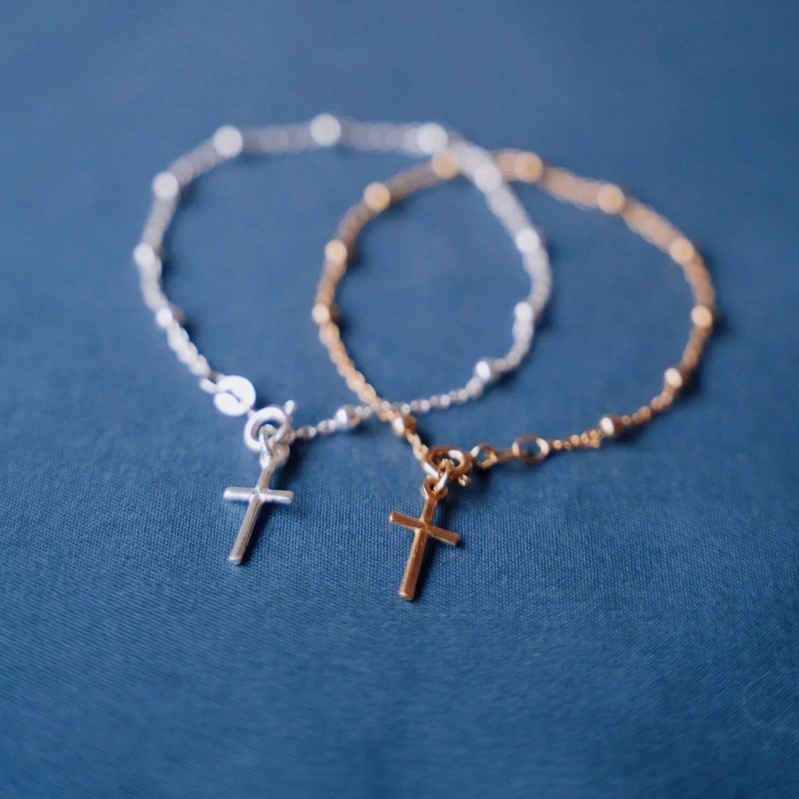 Pulsera decenario con cruz en plata de ley, versiones plateada y dorada juntas
