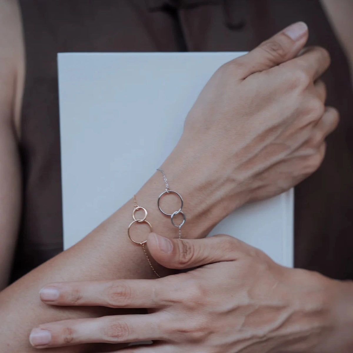 Pulsera de dos círculos en dorado y en plateado llevadas a la vez en la misma muñeca