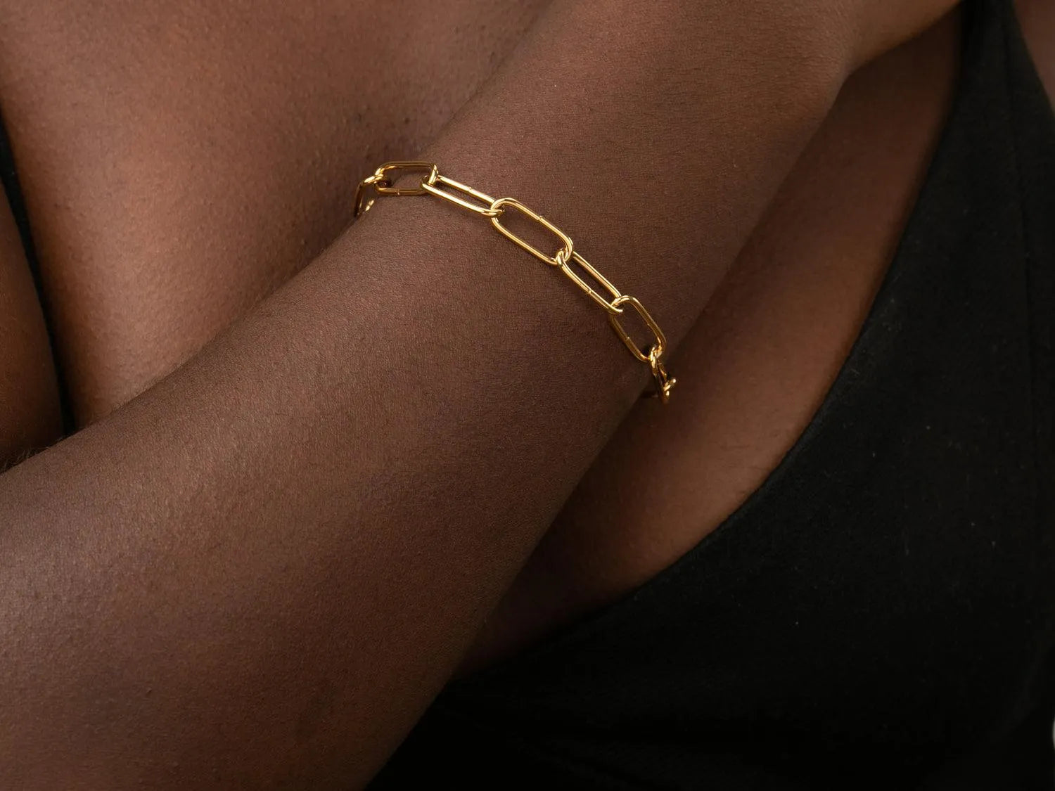 Detalle de la pulsera de eslabones en acero dorado, pieza con presencia y brillo