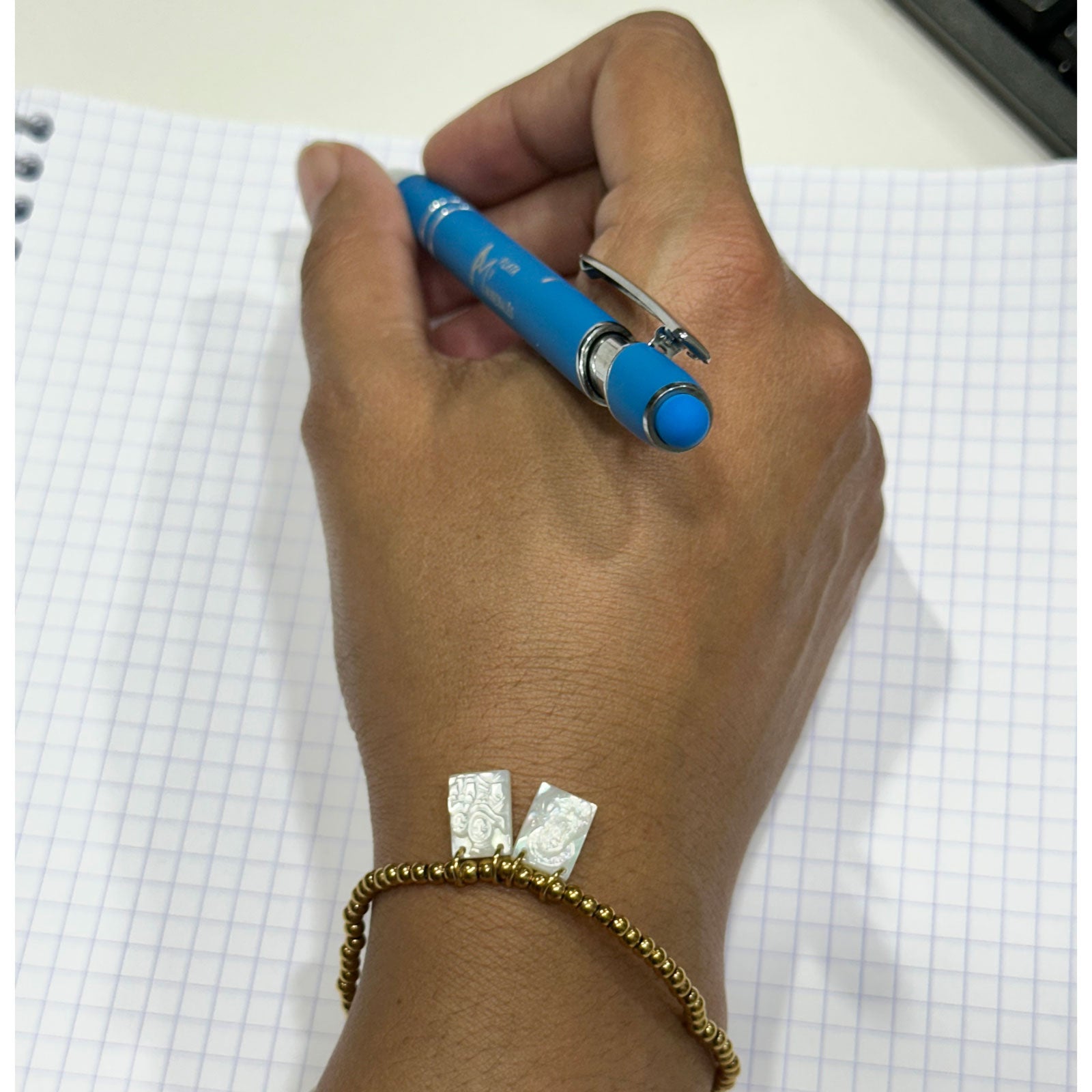 Detalle de la Pulsera Faith con escapulario en nácar y acero, pieza fina de inspiración religiosa