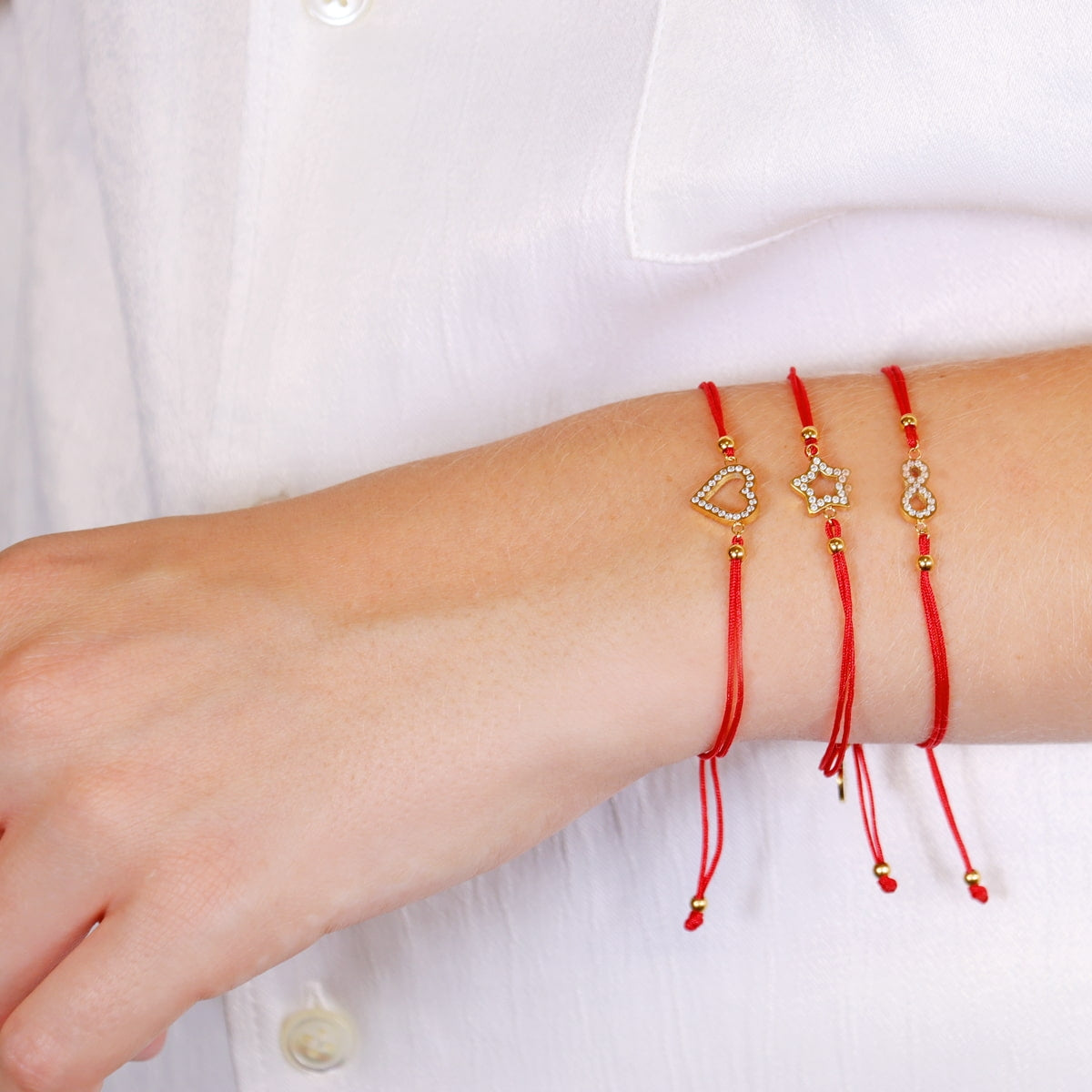 Pulsera Infinity Love roja con corazón de circonitas en modelo