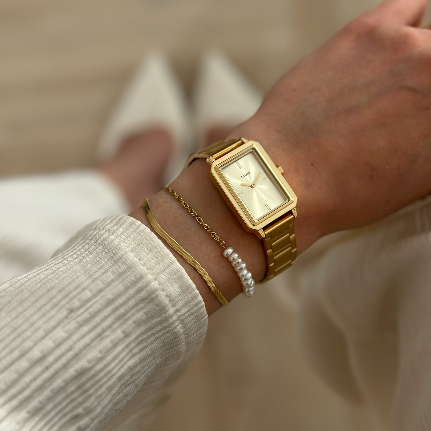 Reloj Cluse Fluette Full Gold en imagen de campaña y estilo