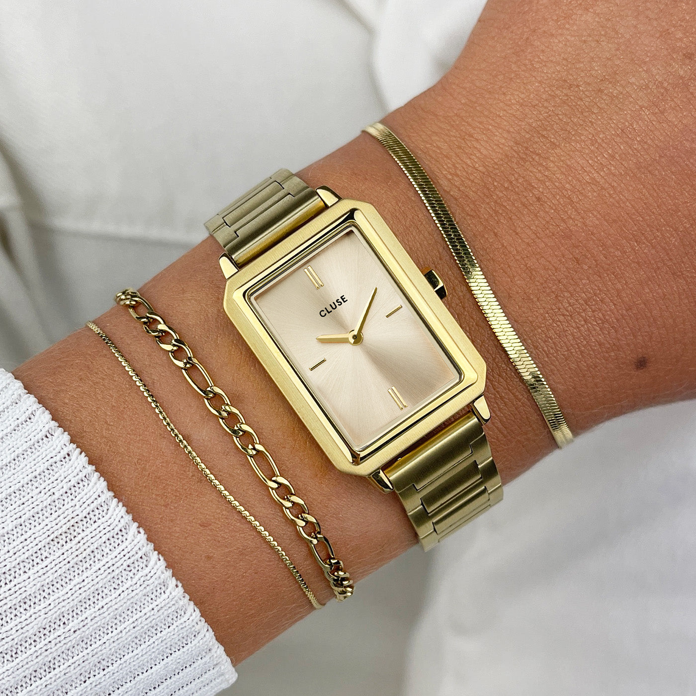 Reloj Cluse Fluette Full Gold puesto en la muñeca, acabado dorado completo