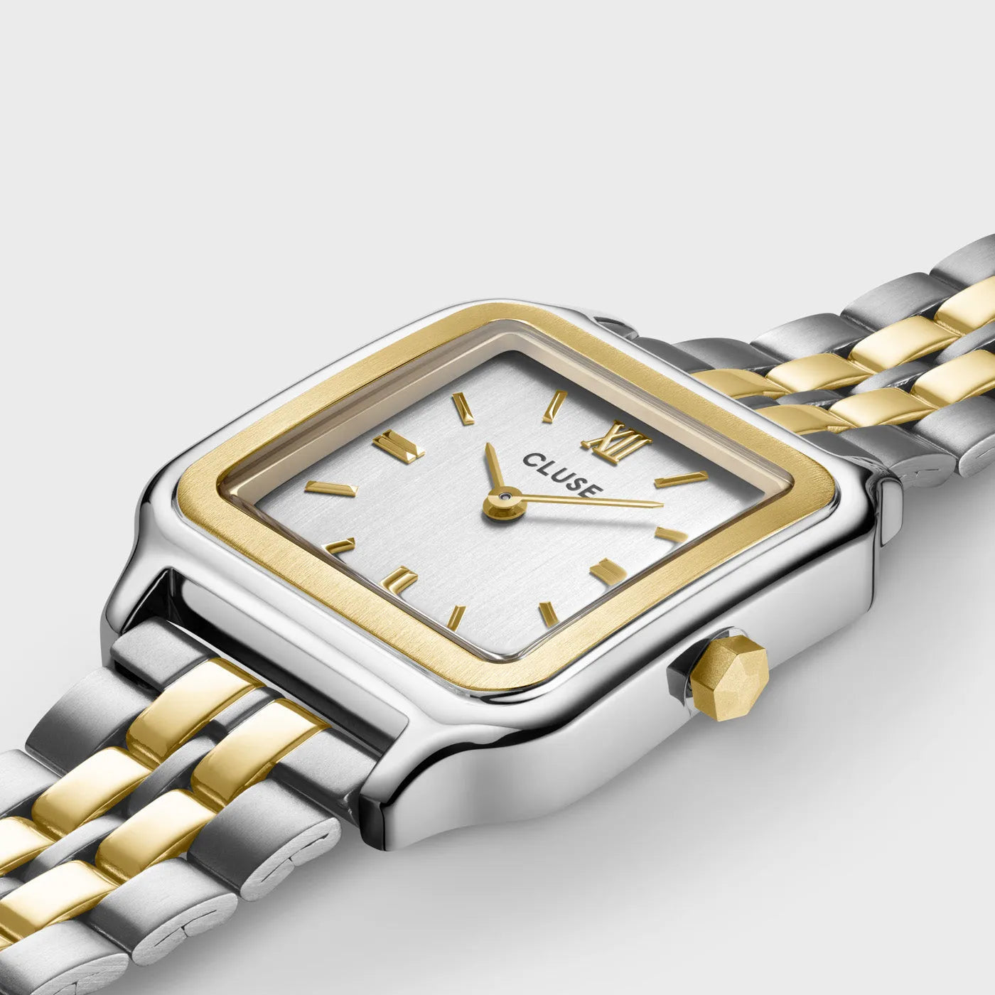 Reloj Cluse Gracieuse bicolor oro y plata visto de cerca, diseño elegante