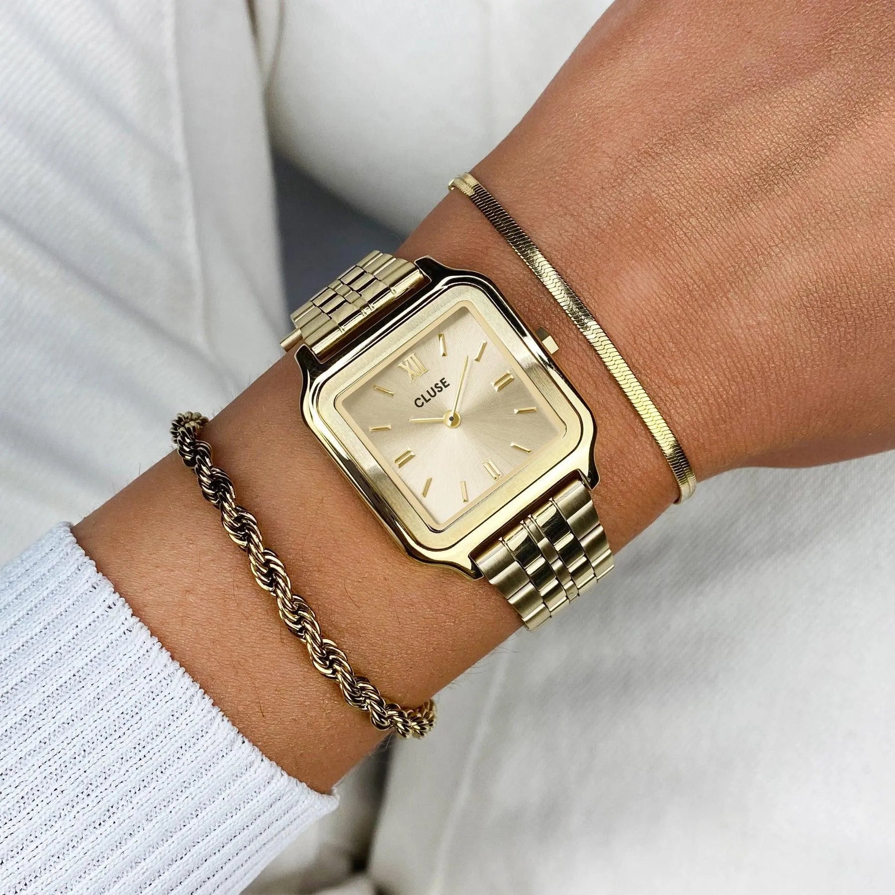 Vista adicional del reloj Cluse Gracieuse dorado, pieza elegante para diario