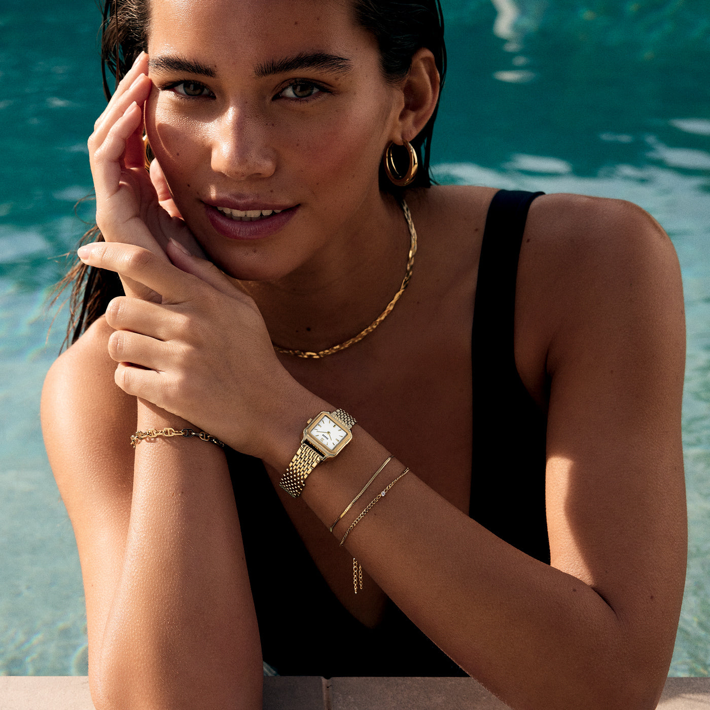 Reloj Cluse Gracieuse Petite dorado y blanco en fotografía de estilo