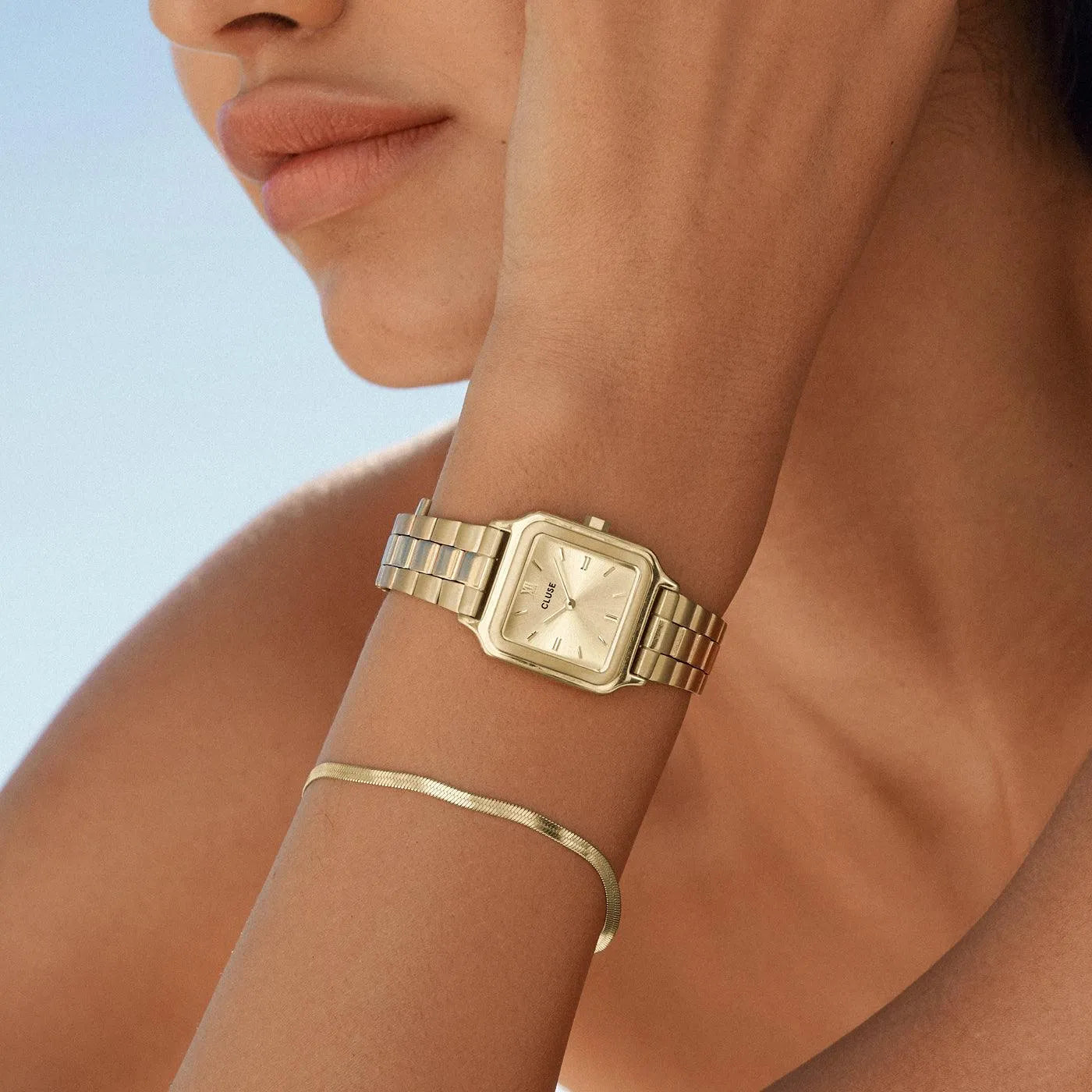 Reloj Cluse Gracieuse Petite dorado en vista adicional, diseño metálico elegante