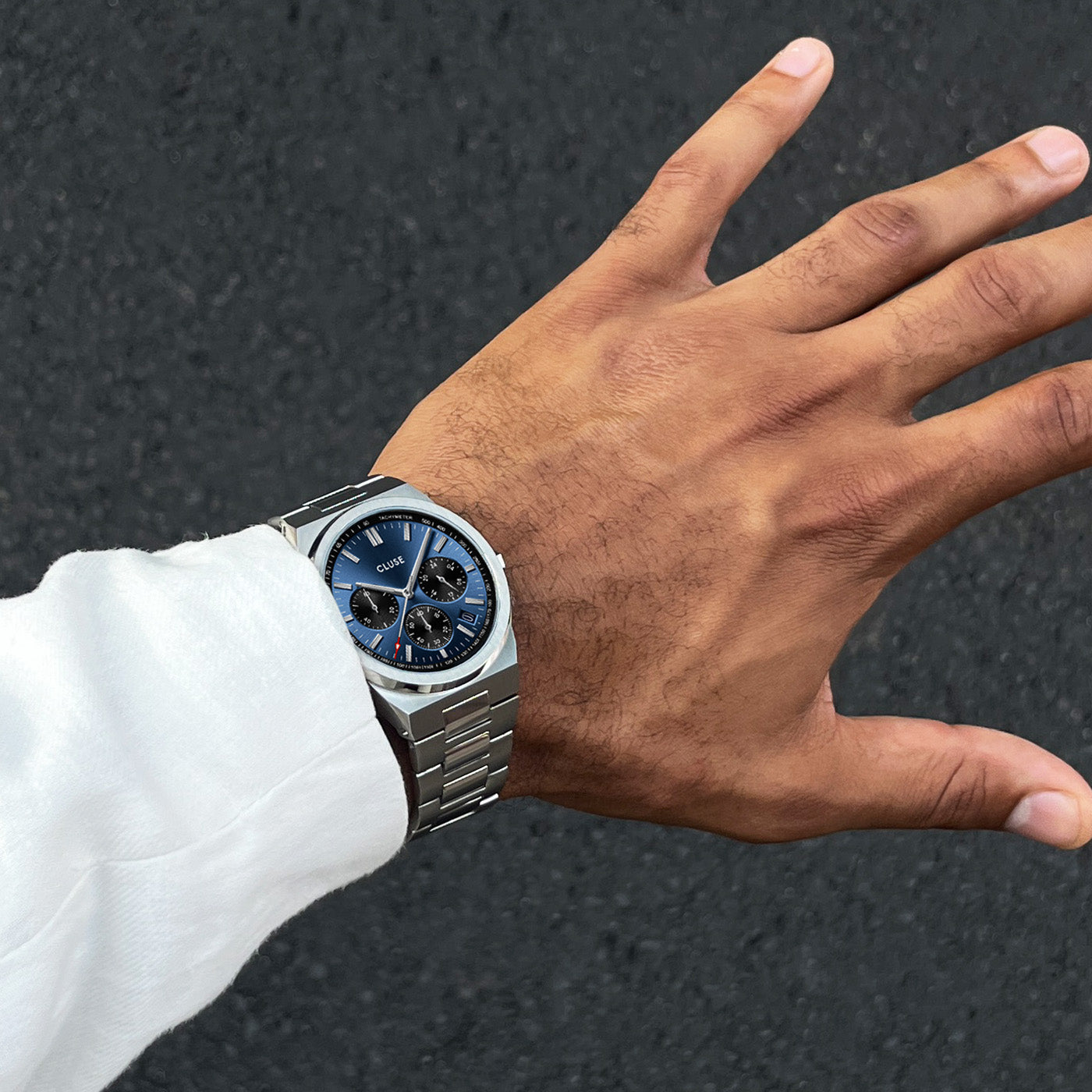 Detalle del Reloj Cluse Vigoureux Multifunción con esfera azul y caja plateada