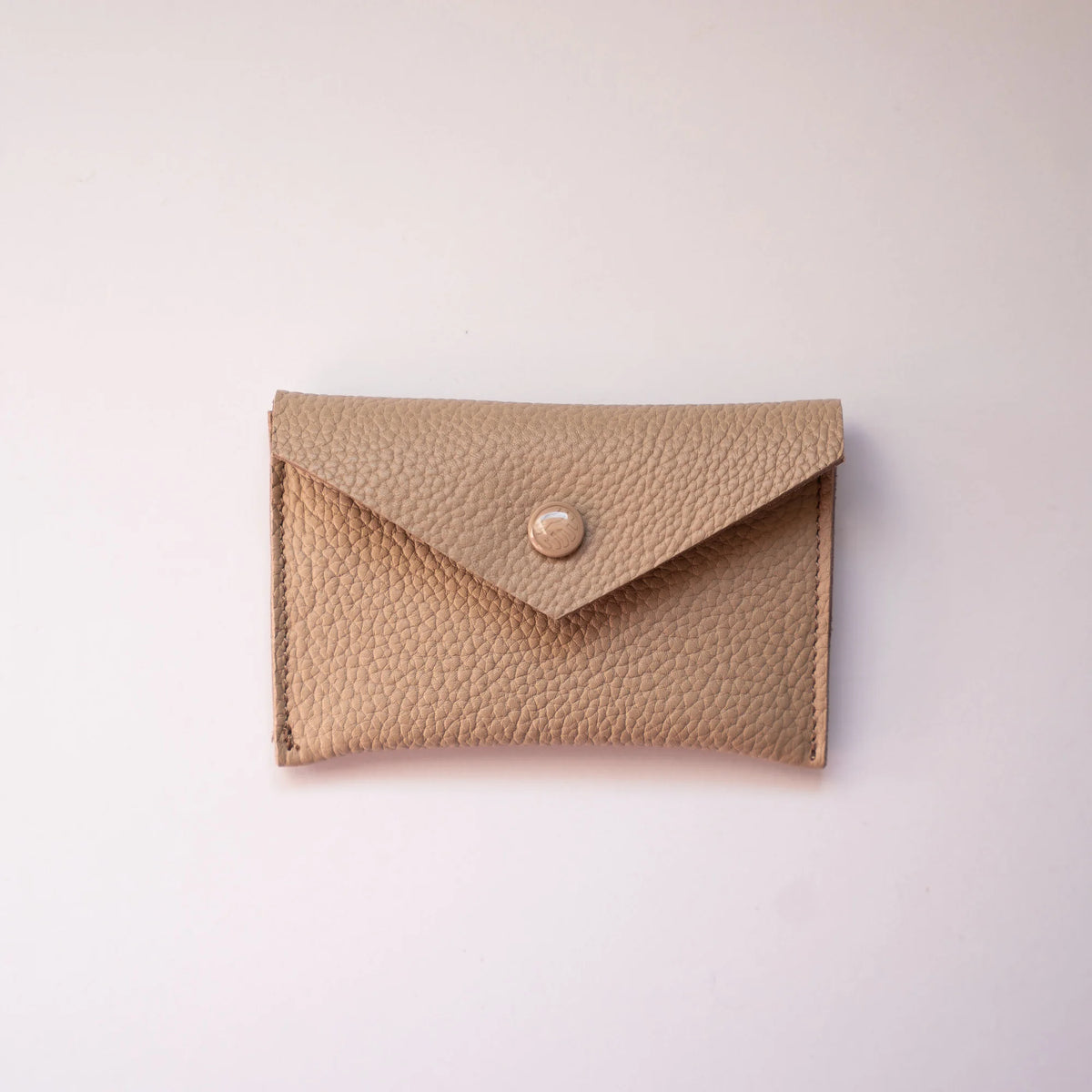 Tarjetero de piel taupe THE BAG LAB con botón