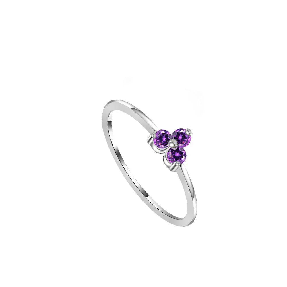 Detalle del anillo con tres circonitas de colores, pieza fina para diario
