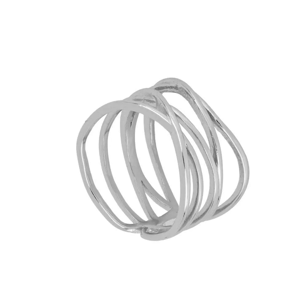 Detalle del anillo ancho entrelazado en plata de ley 925, pieza con diseño trabajado