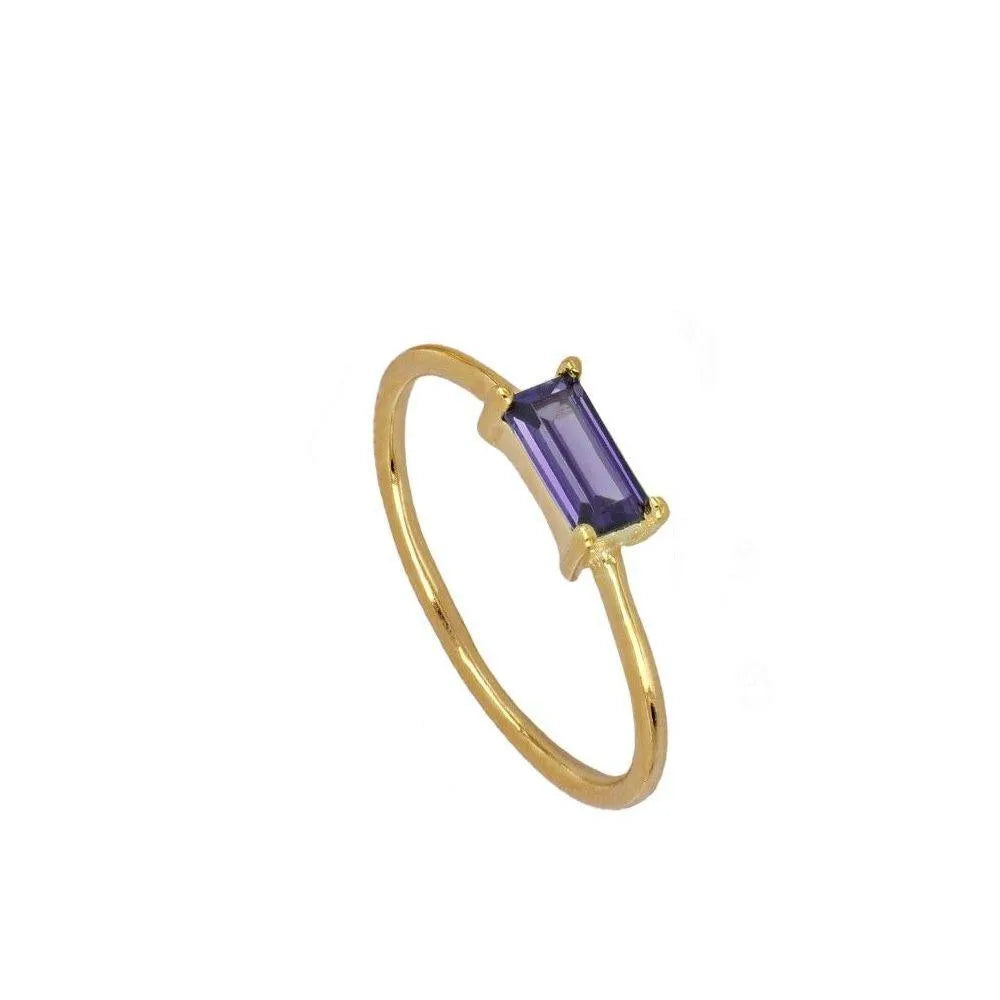 Anillo de circonita baguette visto de cerca, accesorio delicado con color
